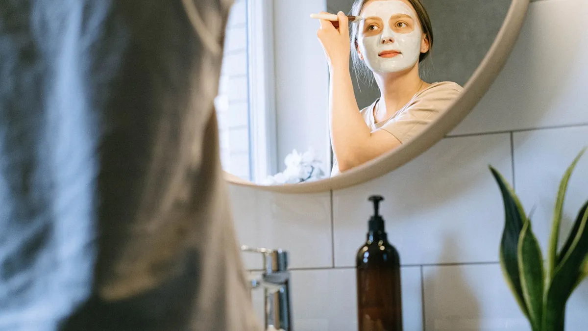 Dans quel ordre appliquer soin et maquillage pour un résultat net.